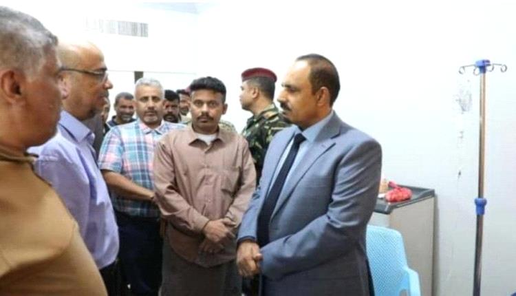 محافظ حضرموت يطمئن على صحة الجندي البطل عمر بادبيس ويوجه بايلائه الرعاية اللازمة