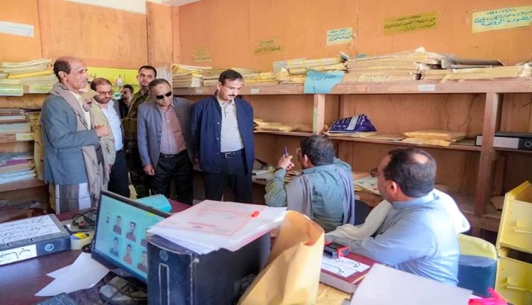 محافظ شبوة يتفقد مكتب التربية ويطّلع على الترتيبات الجارية لإجراء اختبارات النقل