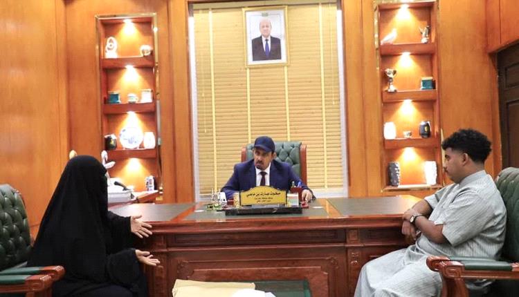 المحافظ بن ماضي يلتقي أسرة الشهيد أحمد بانافع ويشيد بتضحياته البطولية