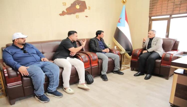 اليافعي يشيد بدور الفن التشكيلي في تجسيد الرسالة الوطنية وتعزيز الإخاء العربي