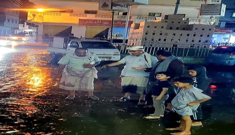 مدير عام عتق الخليفي يتفقد عملية تصريف مياه الأمطار التي شهدتها المدينة اليوم