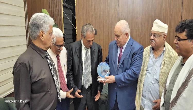 وزارة الخدمة المدنية تكرم الرجل الإداري علوان نظير ماقدمه من خدمات طيلة 40 عاما