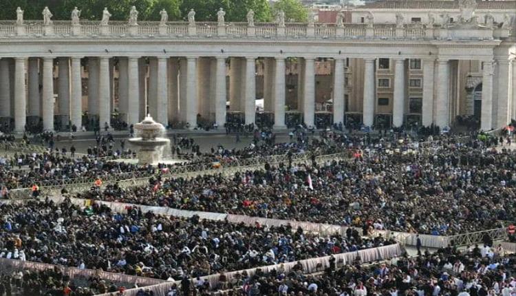 الآلاف يحتشدون في ساحة القديس بطرس حدادا على البابا فرنسيس