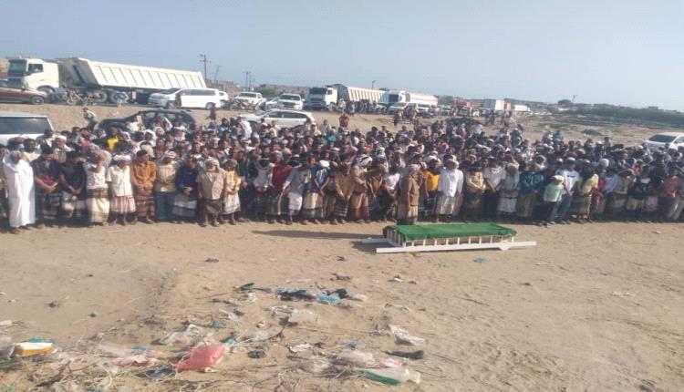شهدته  مدينة شقرة ..
موكب جنائزي مهيب في وداع الشاعر إيهاب سعيد باوضاي "أبو آية"