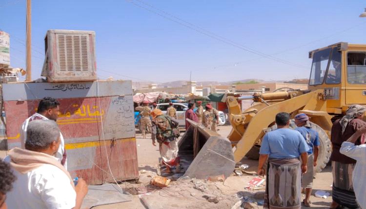 بتوجيهات مدير عام سيئون..مكتب الأشغال العامة والطرق ووحدة النظافة والتحسين بالمديرية ينفذان حملة لإزالة العشوائيات في شارع علي سالم العامري
