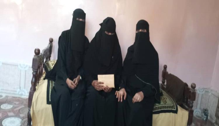 ضمن زيارات التفقدية جبر خاطر -- رئيسة جمعية الأمل للمكفوفين بأبين تزور الكفيفة التربوية نبيهه حسين  بمنزلها وتقدم مبلغ مالي من فاعل خير