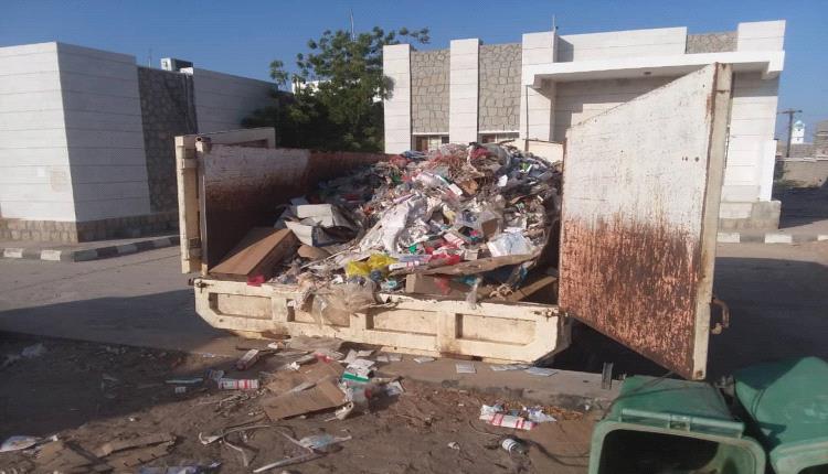 المدحدح يقدم الشكر والتقدير للأخ عوض لبيض مدير صندوق النظافة بأحور على اهتمامه في نقل القمامة من حرم المستشفى