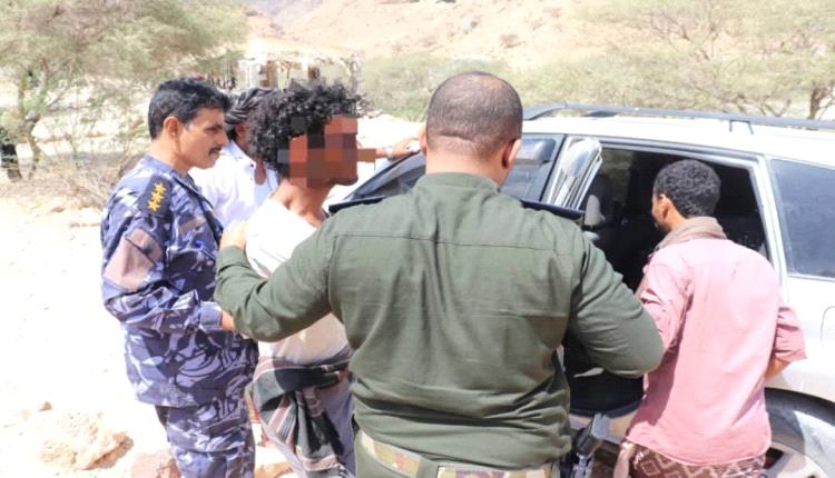 أمن المكلا يلقي القبض على المعتدي على بائع الآيسكريم ويواصل ملاحقة بقية المتورطين