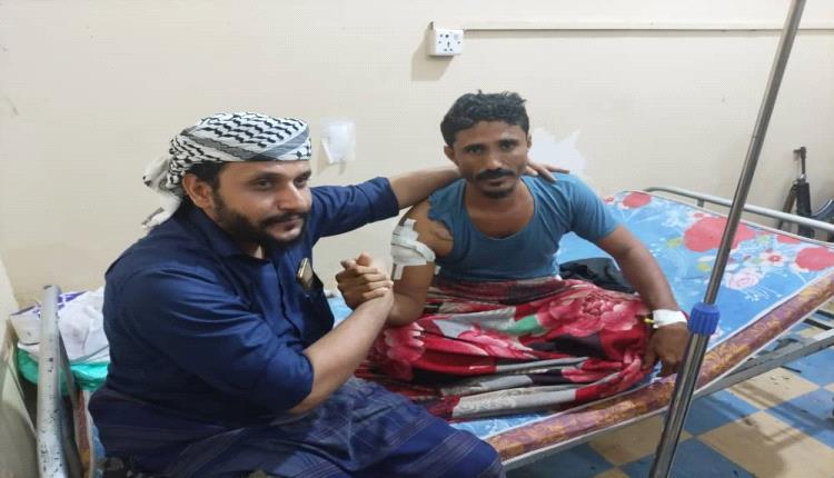 العميد الكلدي يطمئن على الحالة الصحية للمصاب محمود حنش في العاصمة عدن