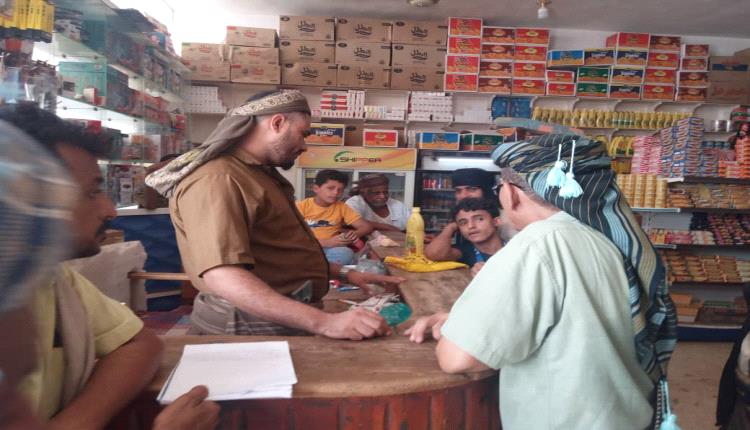 المدير العام لمديرية أحور ينفذ نزولًا ميدانياً للمحال التجارية ومحطات الوقود لضبط الأسعار