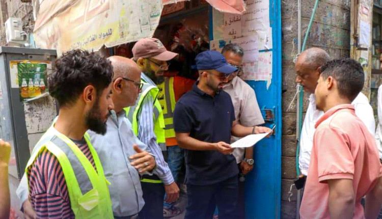 القيادات المحلية للمجلس بمديريات العاصمة عدن تنفذ نزولا ميدانية لضبط ومراقبة الأسعار في الأسواق