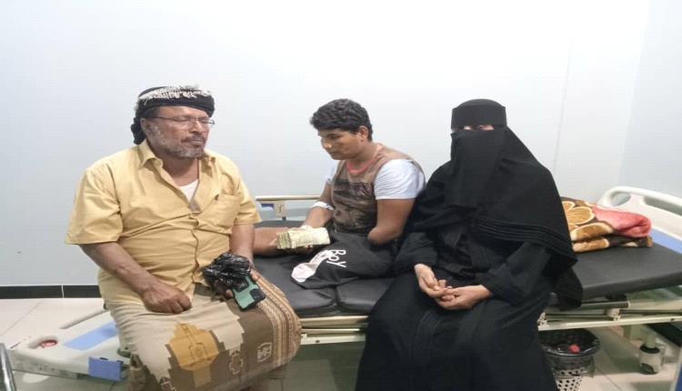 رئيسة  جمعية الأمل للمكفوفين بأبين تطمئن على صحة الكفيف ماجد مهدي الذي خضع لعملية جراحية بأحد مشافي عدن و تقدم مبلغ مالي من فاعل خير