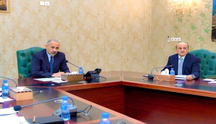 اللواء الزُبيدي يوجه بسرعة صرف راتب يونيو لموظفي الدولة في القطاع المدني