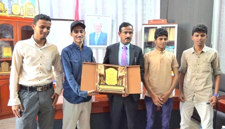 طلاب كلية الطب بجامعة حضرموت يكرّمون المحافظ بن الوزير تقديرًا لجهوده ودعمه المتواصل