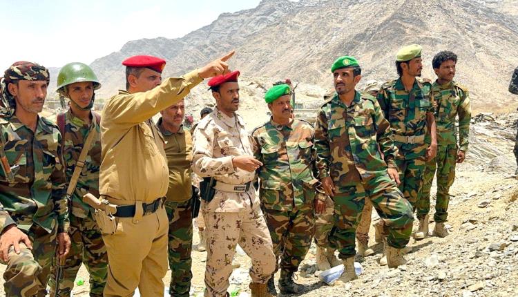 قائد الوية المشاة البرية بشبوة يطلع على الجاهزية القتالية في المواقع الأمامية بجبهة بيحان الحدودية