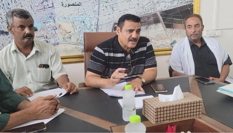 مدير عام المنصورة يشدد على ضرورة إعادة النظر لرسوم المدارس الخاصة والتعامل بالعملة المحلية
