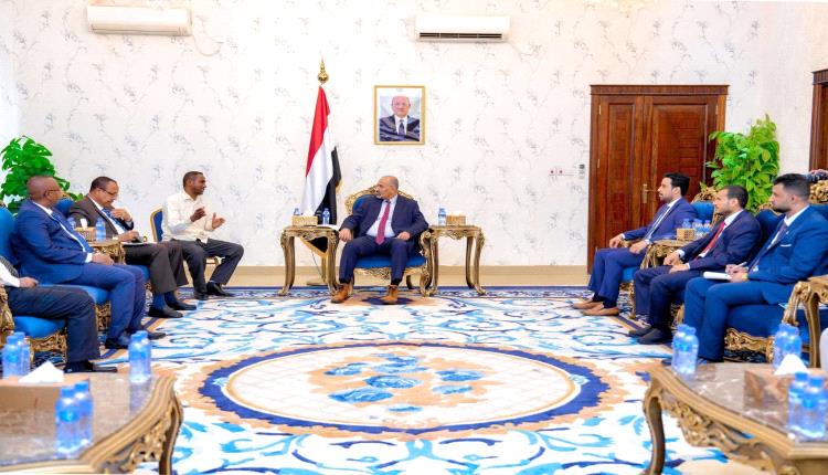 الرئيس الزُبيدي يُحذر من تنامي التخادم بين مليشيا الحوثي وحركة الشباب الصومالية وتنظيم القاعدة