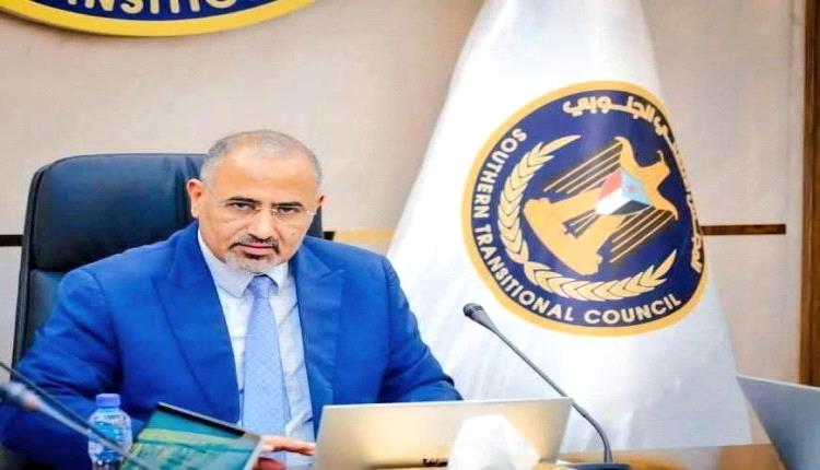 الرئيس الزُبيدي يُجري اتصالاً بوكيل محافظة حضرموت لشؤون الوادي ويوجه اللجنة الأمنية بحماية المحتجين السلميين