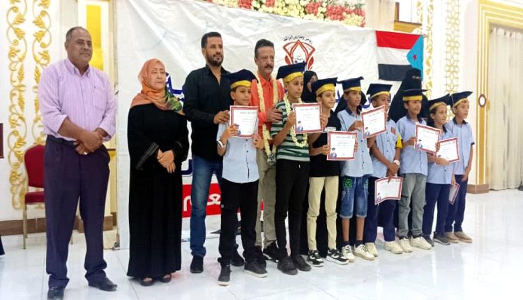 ( الراشد) تحتفل بتكريم أوائل الطلاب والطالبات  لهذا العام