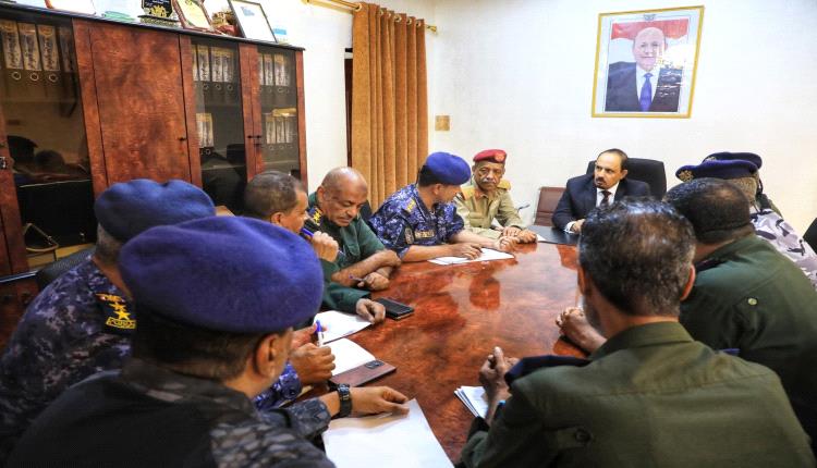 محافظ حضرموت يعقد اجتماعًا بالقيادات الأمنية والعسكرية ويوجه كلمة مهمة لأبناء المحافظة