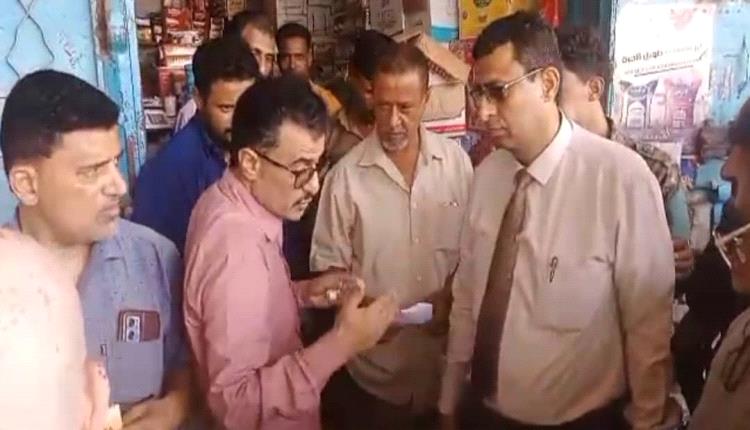شملت التحريز على بعض المحال ... 
 *صحة وصناعة لحج ،  بحضور مدير عام تبن ينفذون حملة رقابية وتفتيشية شاملة على الصيدليات ومخازن الأدوية والمحال التجارية بمديرية تبن