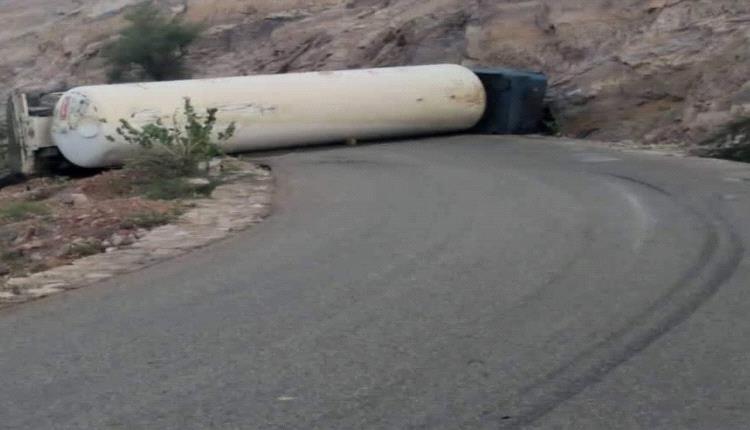 وفاة سائق إثر انقلاب قاطرة غاز وتسرب خطير في شبوة