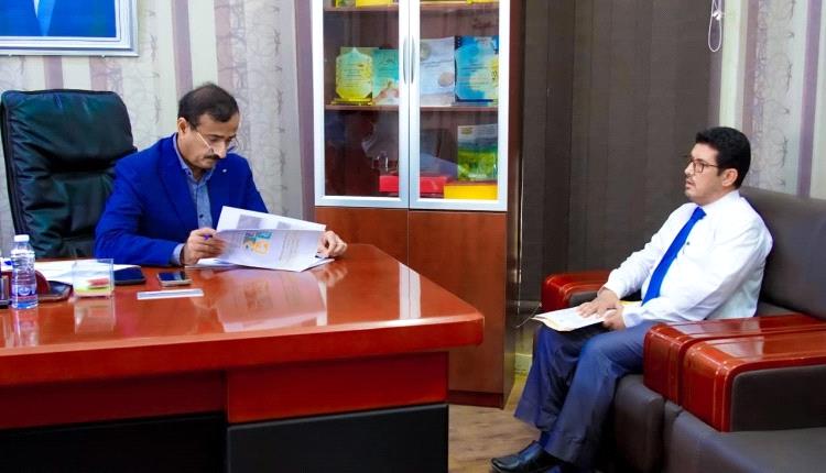 المحافظ بن الوزير يطلع على تقرير نشاط صندوق صيانة الطرق بالمحافظة للنصف الاول 2025م