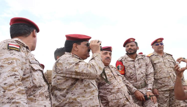 وزير الدفاع ينفذ زيارة ميدانية تفقدية لجبهات المنطقة العسكرية الخامسة