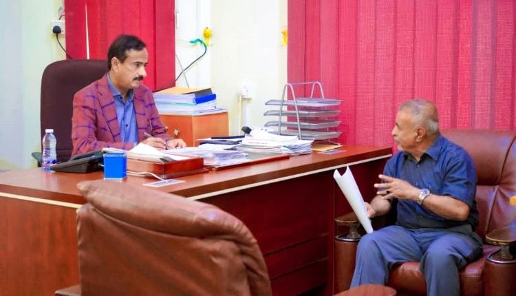 المحافظ بن الوزير يبحث مع مدير شركة النفط آليات خفض الأسعار بما يتماشى مع الإجراءات الحكومية.