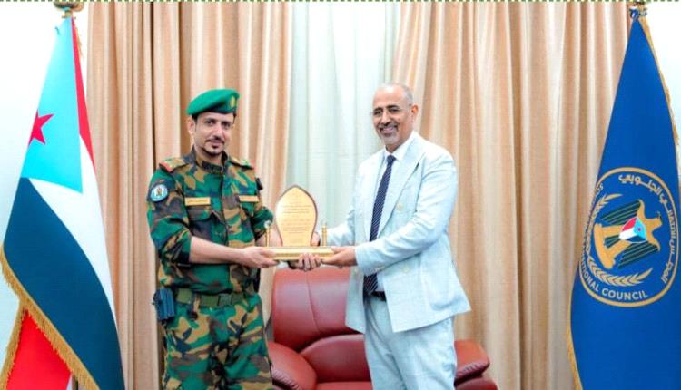 الرئيس عيدروس الزبيدي يكرم قائد حزام لحج نظير جهودة المتميزة في مكافحة الارهاب وتعزيز دعائم الأمن والأستقرار