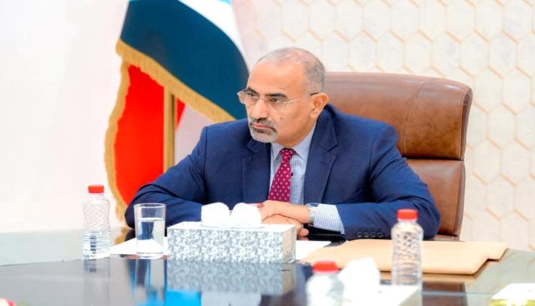 الرئيس عيدروس الزبيدي يوجه مدير شركة الغاز باتخاذ إجراءات عاجلة لتخفيض أسعار أسطوانات الغاز المنزلي