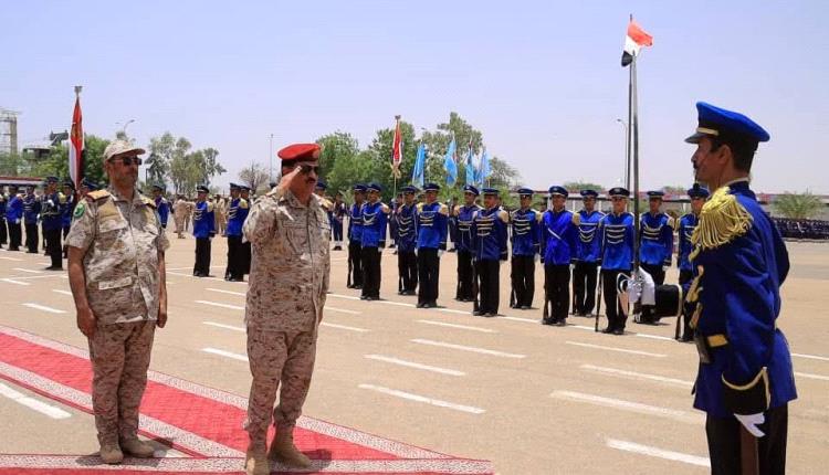 وزير الدفاع يطلع على سير العملية التعليمية بكلية الطيران والدفاع الجوي بمأرب