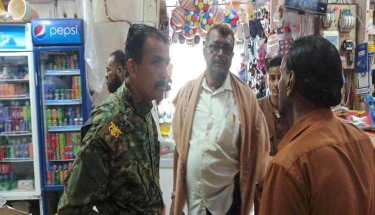 لجنة الرقابة على الأسعار بـ الشحر تغلق محلاً تجاريا وتلزم البائعين بأسعار الخضار المحددة رسميا