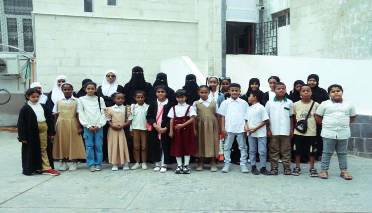 انتقالي حضرموت ينظم زيارة تعريفية لطلاب المخيم الصيفي إلى إذاعة المكلا