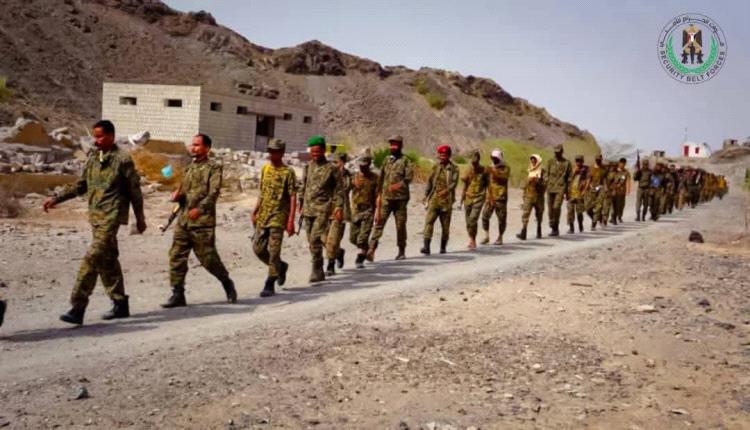 قوات التدخل السريع بالحزام الأمني تنفذ مسيرا عسكريا بأبين