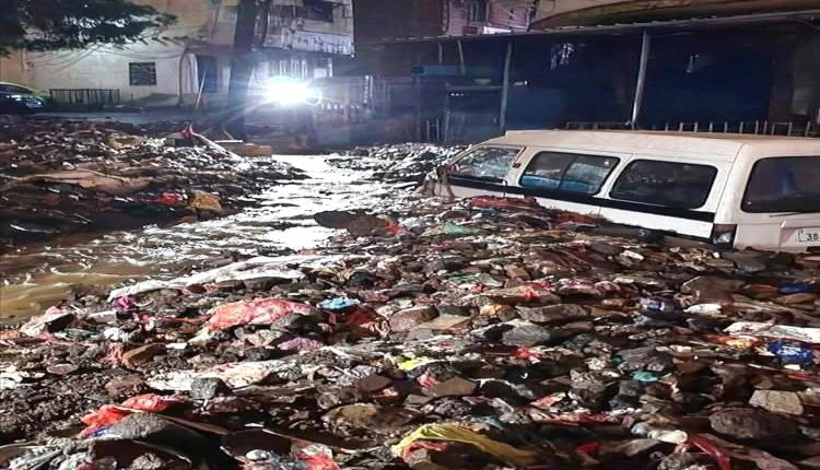 أمطار غزيرة تغرق شوارع كريتر وتحاصر عشرات المنازل في عدن القديمة
