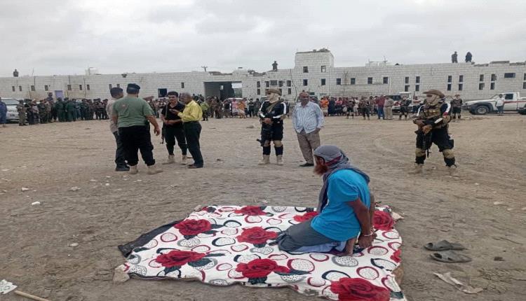الأجهزة الأمنية والنيابة في أبين تنفذان حكم الاعدام بحق المحكوم عليه منصور عبدالله سالم حسين أمبو