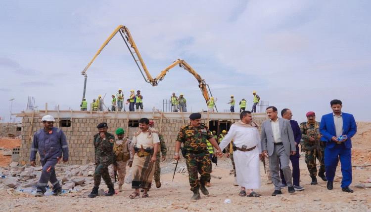 المحافظ بن الوزير يتفقد مستوى الإنجاز في مشروع مركز الطوارئ بتمويل من الأشقاء في الإمارات