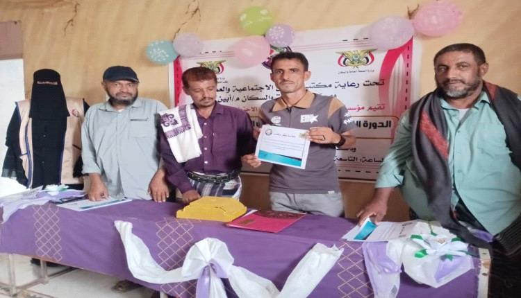 مؤسسة الوردة البيضاء م! ابين تكرم المشاركات في الدورة التدريبية الصحية في الحميات الوبائية