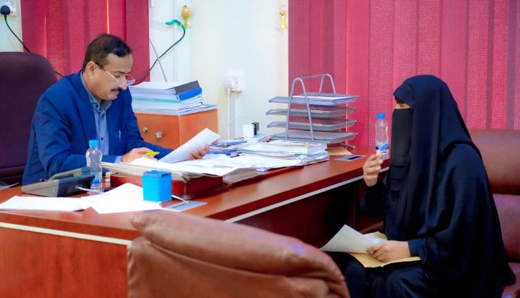 المحافظ بن الوزير يشدد على تعزيز الدور التنموي للمرأة في شبوة