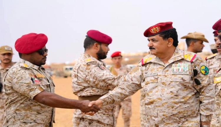وزير الدفاع يطلع على أوضاع منتسبي الفرقة الثانية لقوات درع الوطن في الوديعة