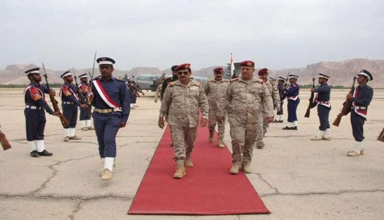 وزير الدفاع يناقش مع محافظ حضرموت الأوضاع الأمنية و يتفقد جاهزية المنطقة العسكرية الأولى