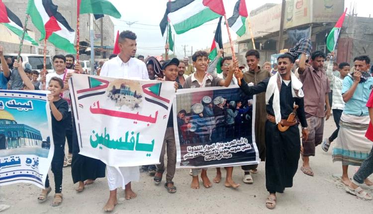مسيرة حاشدة في محافظة أبين مديرية خنفر تضامنًا مع الشعب الفلسطيني تنديدا بالابادة الجماعية