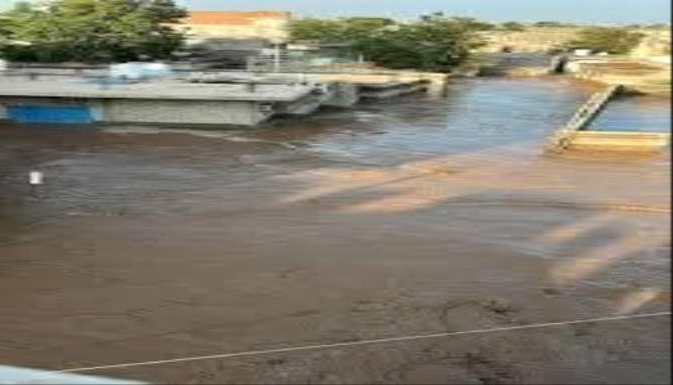 السيول الجارفة تغمر منازل المواطنين في منطقة الحسوة بعدن