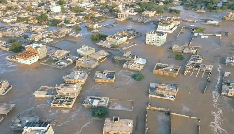 مقاطع من السيول الجارفة التي شهدتها محافظة عدن يوم السبت (فيديوهات)