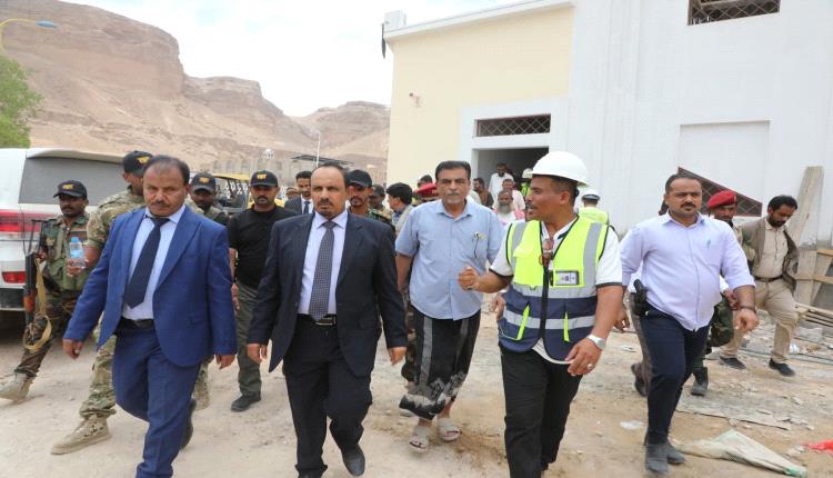 محافظ حضرموت يطلع على مستوى الانجاز بمشروع سوق العسل المركزي بالقطن