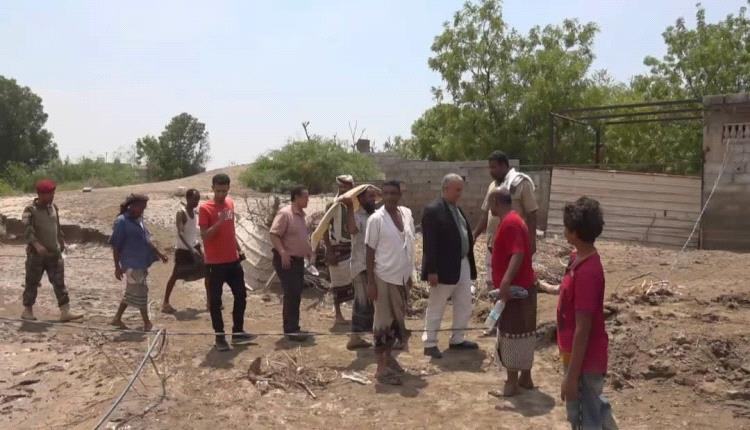 فريق التوجيه والرقابة الرئاسية يطلع على معاناة سكان دار المناصرة بتبن بعد تدفق السيول إلى منازلهم