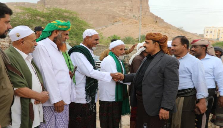 المحافظ بن ماضي يتفقد أضرار السيول ويتلمّس أحوال المواطنين بمديرية عمد