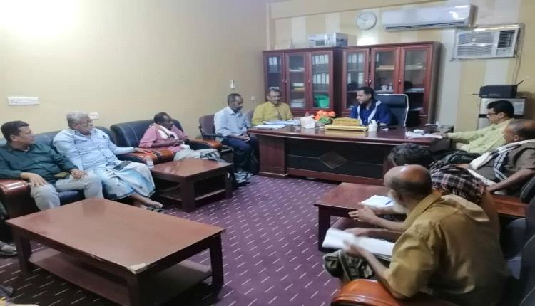 مدير عام خنفر ومدير عام الموارد المالية بأبين يعقدان اجتماعاً بالإدارات الإيرادية