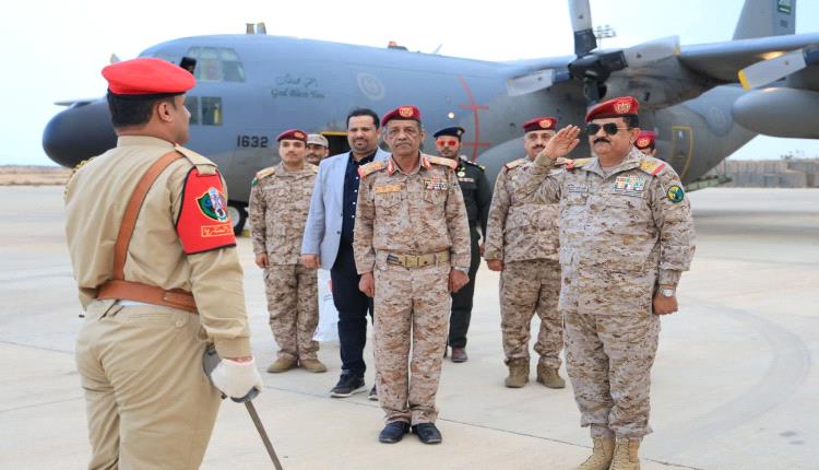 وزير الدفاع يصل المكلا ضمن جولة تشمل عدداً من المحافظات